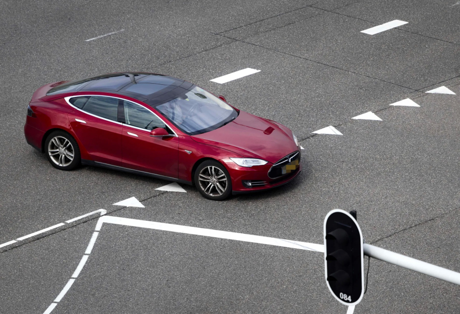 Tesla startet erweiterte Selbstfahrtechnik in Europa