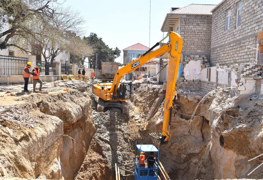 Xətai rayonunda qəzalı kollektorun zədələnmiş hissəsi yenilənir