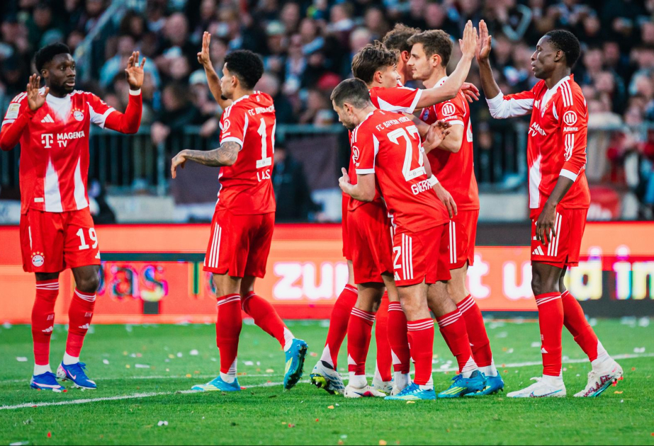 Fußball Bundesliga: FC Bayern siegt mit Torrekord - Wolfsburg verliert