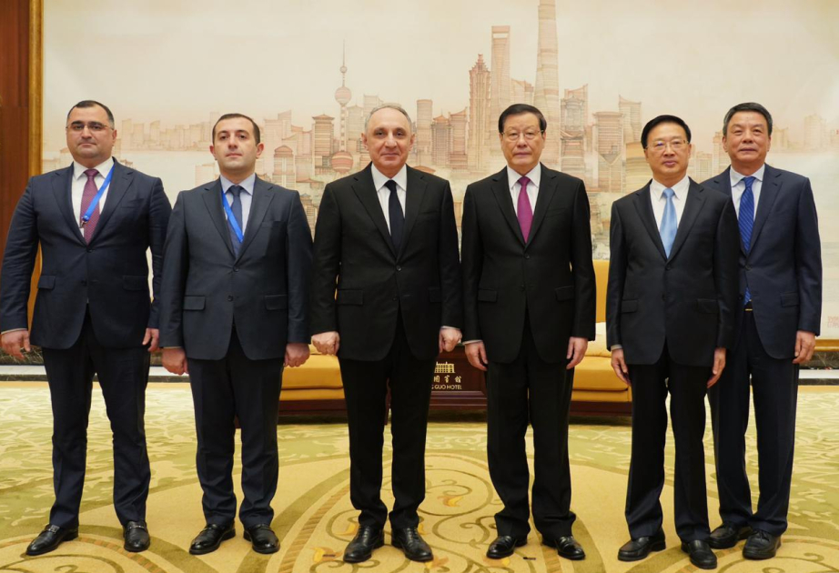 El fiscal general se encuentra de visita en China