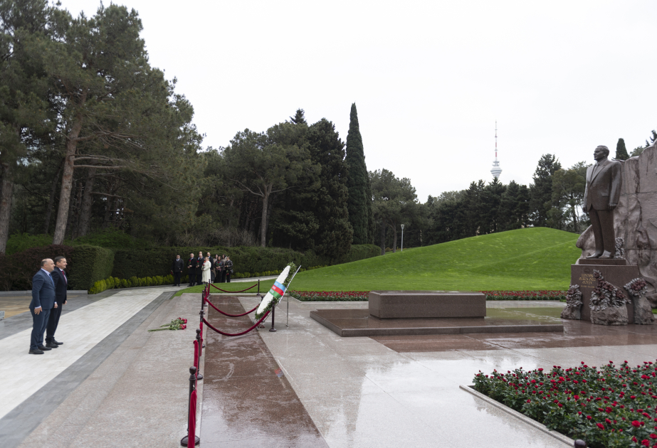 Delegation of Azerbaijan–Latvia Intergovernmental Commission visits Alley of Honors and Victory Park