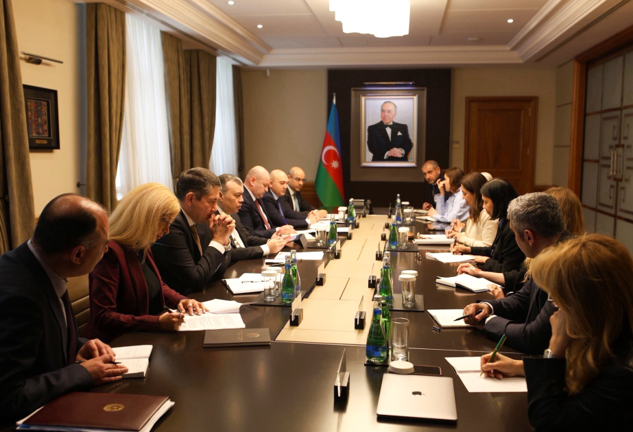 وزير المالية الأذربيجاني يبحث مع وفد بنك التنمية الآسيوي استراتيجية الشراكة الجديدة