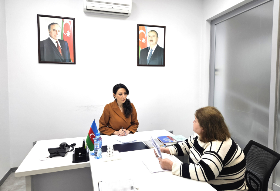 Ombudsman Səbinə Əliyeva vətəndaşların müraciətlərini dinləyib