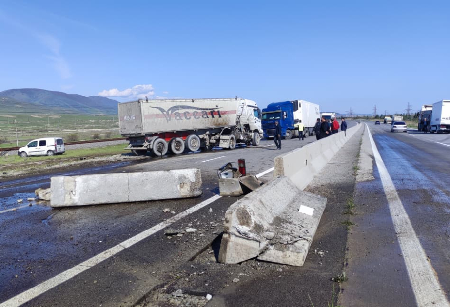 Bakı-Quba yolunda yük və minik avtomobilləri toqquşub, xəsarət alan var VİDEO