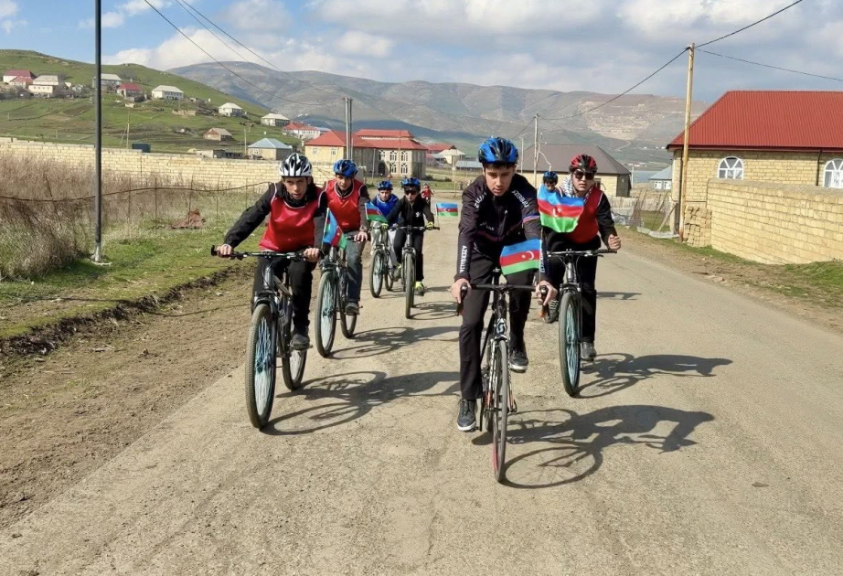 Gədəbəydə yeniyetmə və gənclər tarixi irsə diqqət çəkən veloyürüşdə iştirak ediblər