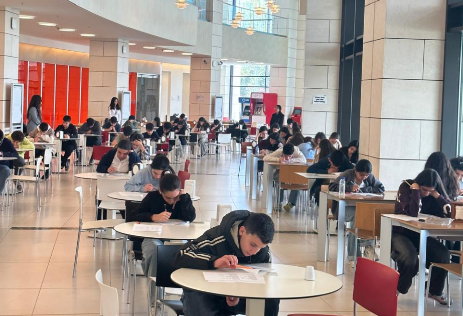 ADA Universitetinin ingilis dili olimpiadası ölkənin müxtəlif bölgələrindən olan məktəbliləri bir araya gətirib