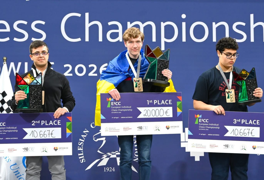 Azerbaijani medal-winning chess players at European Championship receive awards