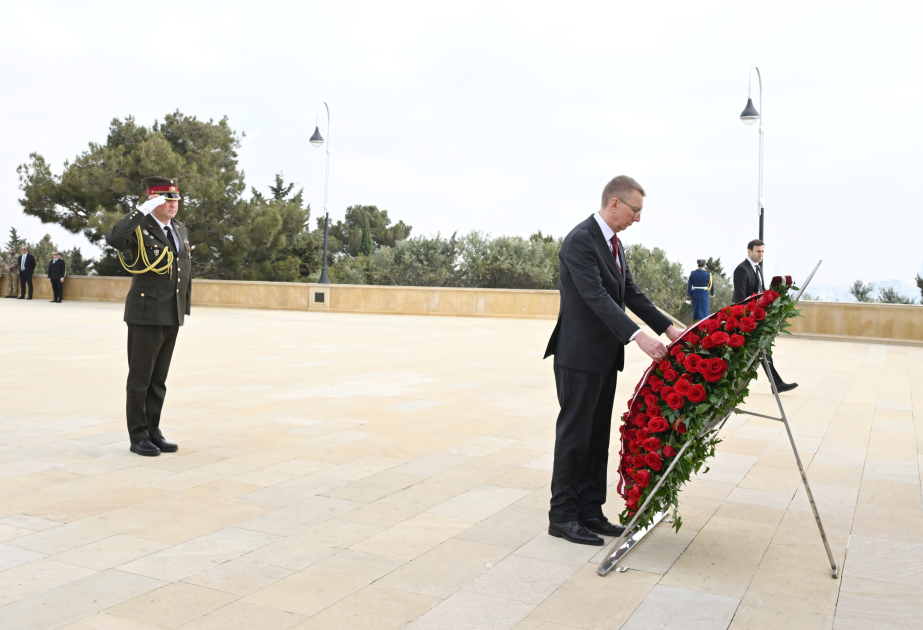 Latvian President visits Alley of Martyrs in Baku