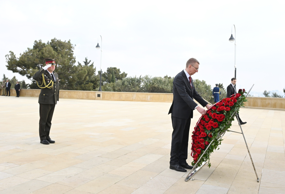 Lettlands Präsident besucht Märtyrerallee in Baku