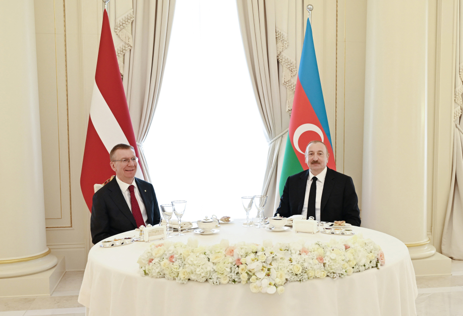 Präsident Aliyev gibt offizielles Mittagessen zu Ehren des Präsidenten von Lettland VIDEO