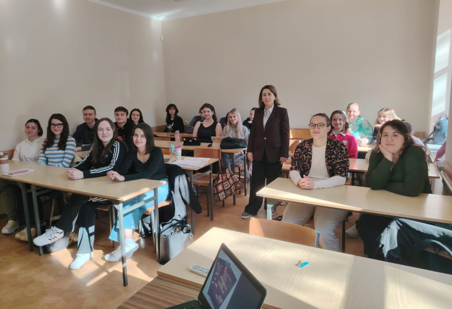 Azərbaycanlı alim polşalı tələbələrə milli dramaturgiyamız haqqında mühazirələr oxuyub