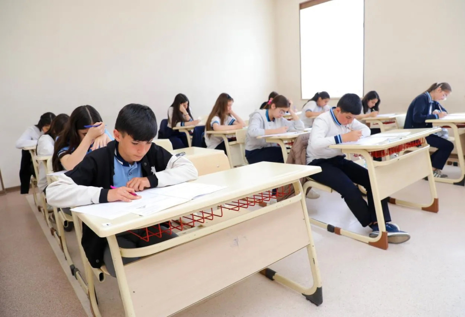 Bu gün IX sinif şagirdləri imtahan veriblər