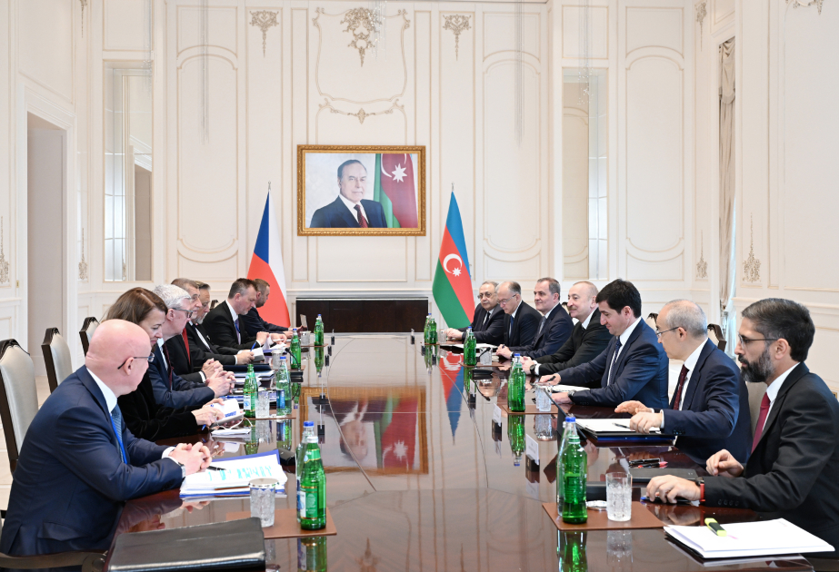 Präsident Ilham Aliyev und Tschechiens Ministerpräsident treffen sich in erweitertem Kreis VIDEO