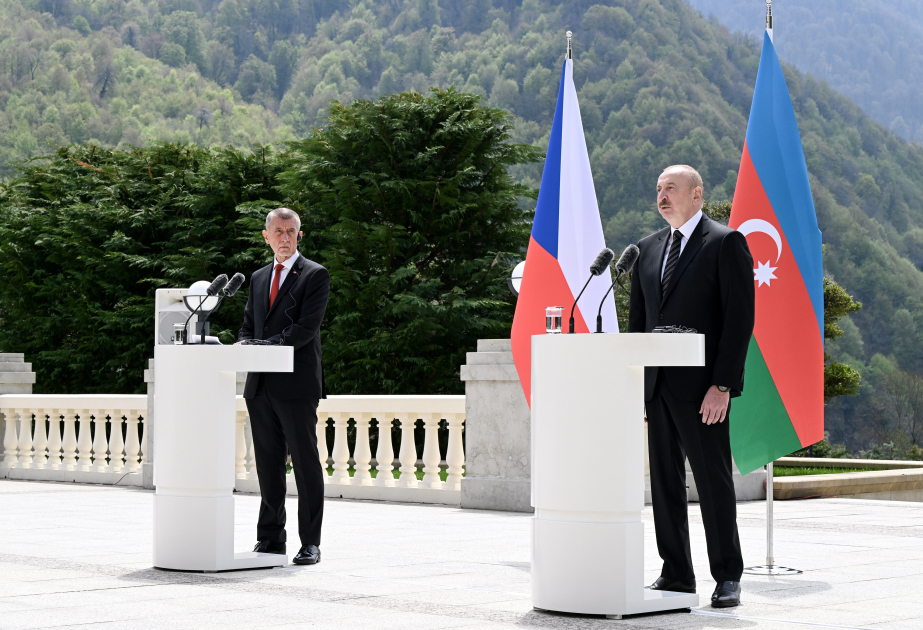 Le président Ilham Aliyev : Nous entretenons un dialogue politique très actif