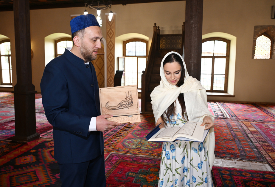 Leyla Aliyeva y Arzu Aliyeva visitan el Complejo de la Mezquita del Khan de Sheki