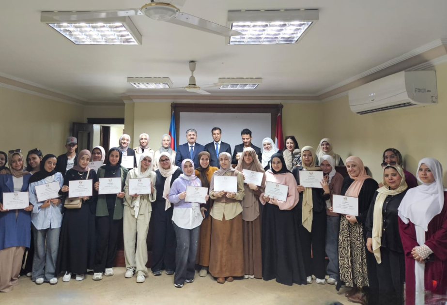 جمعية الصداقة المصرية الأذربيجانية تُكرّم المتفوقين من طلاب آداب القاهرة