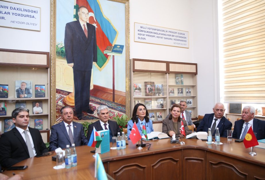 ADPU-da “Türk xalqları ədəbiyyatı” kitabının təqdimatı olub
