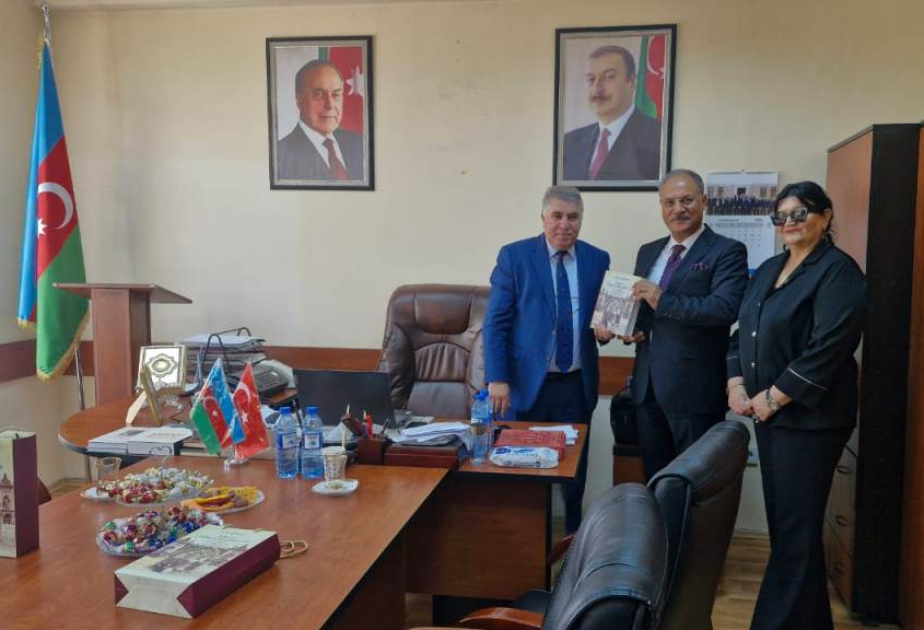 Atatürk Universitetinin professoru Dilçilik İnstitutunda qonaq olub
