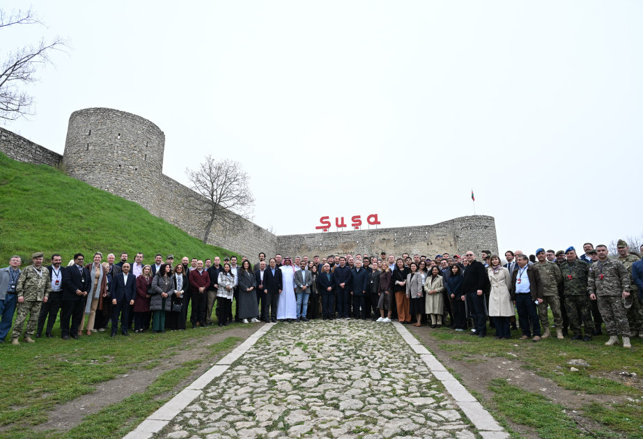 Des représentants du corps diplomatique visitent les remparts de la forteresse de Choucha