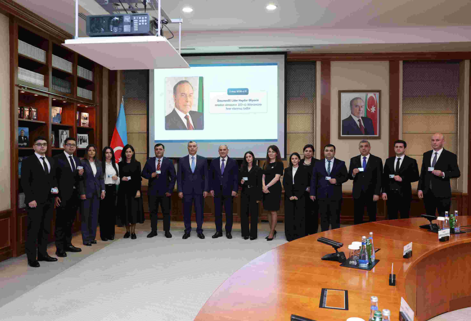 Maliyyə Nazirliyində YAP-a yeni qəbul olunan əməkdaşlara üzvlük vəsiqələri təqdim edilib
