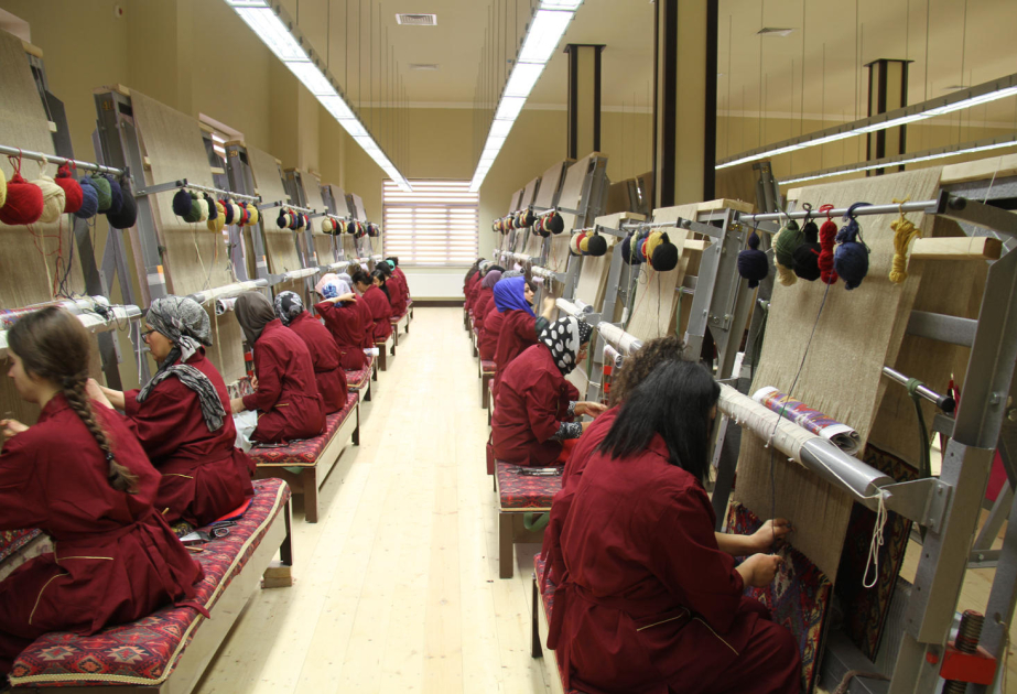Azerbaijani carpet weavers awarded “Taraggi” medal