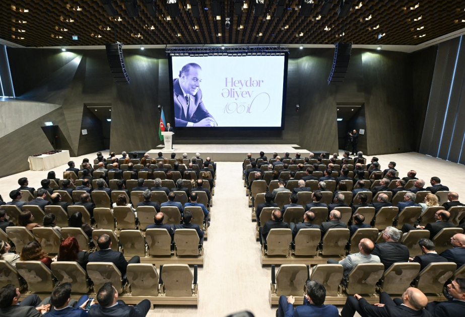 İqtisadiyyat Nazirliyində Ümummilli Lider Heydər Əliyevin əziz xatirəsi anılıb