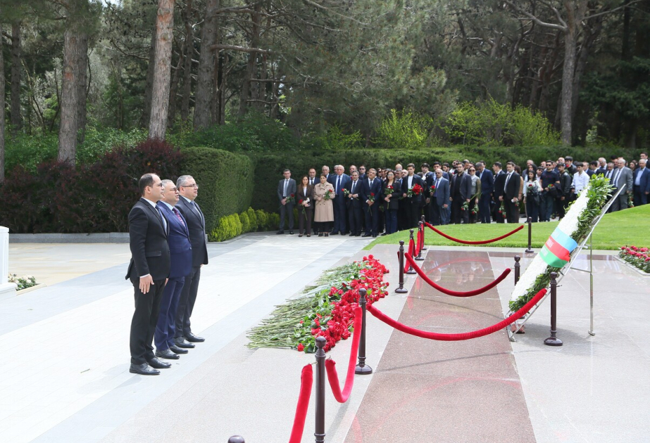 AzTU və TAU kollektivi Ulu Öndərin məzarını ziyarət ediblər