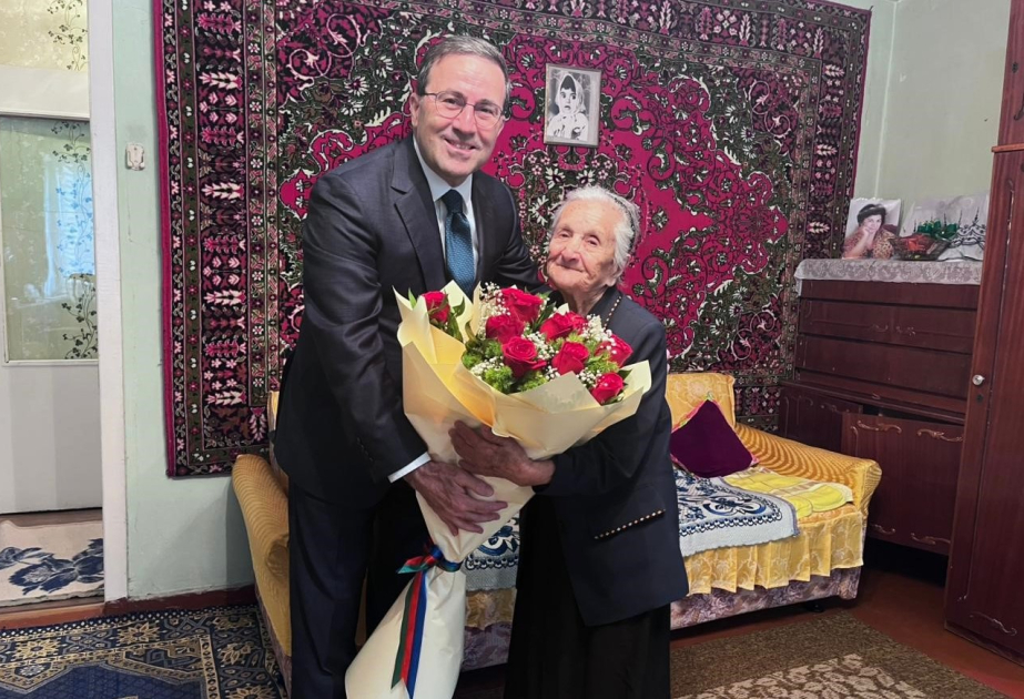 Səfir Aşqabadda yaşayan 100 yaşlı müharibə veteranı Tahirə Əliyevanı ziyarət edib