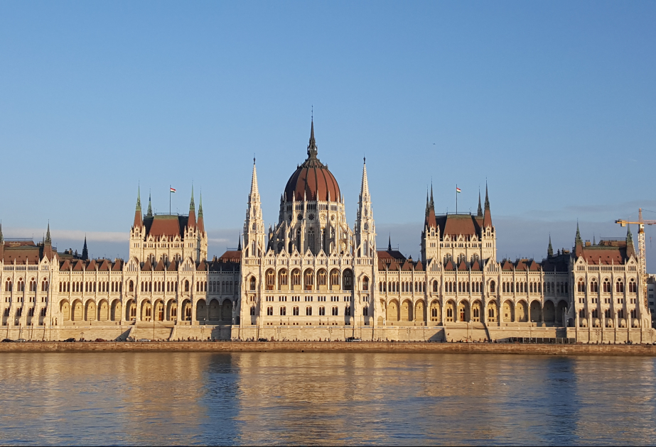 Новый парламент Венгрии начал работу на фоне смены власти
