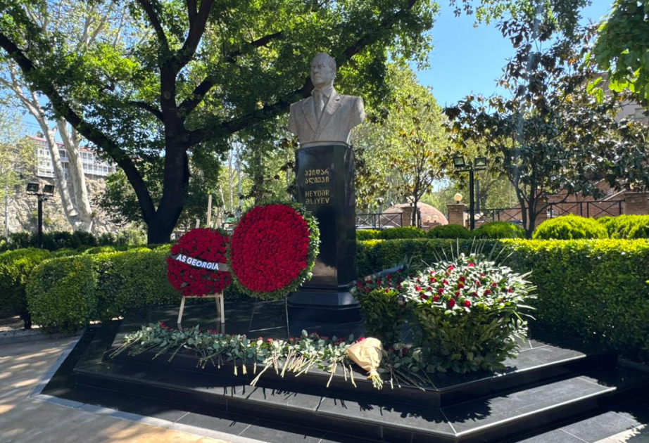 Tbilisi və Rustavi şəhərlərində Ulu Öndərin abidəsi ziyarət olunub