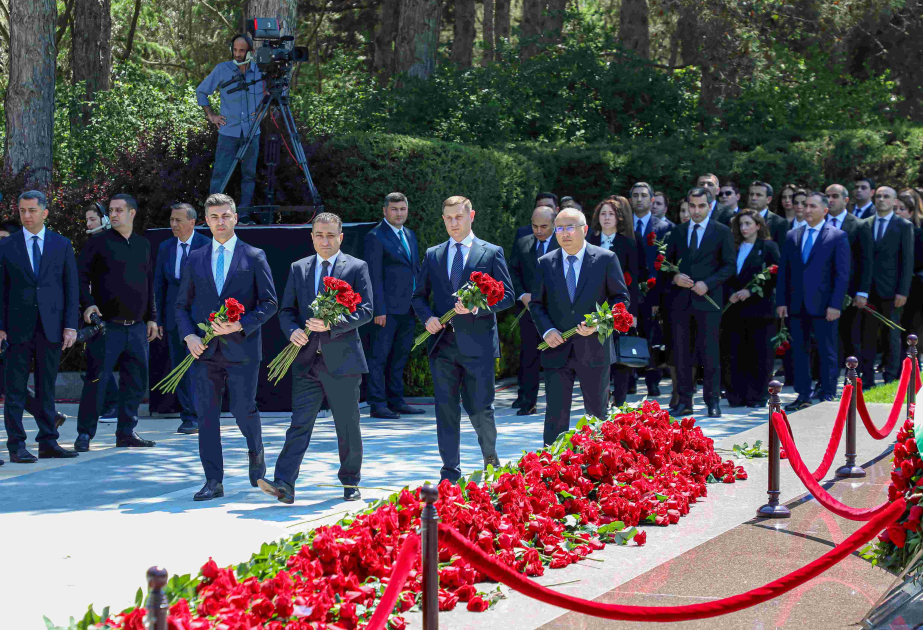 TƏBİB kollektivi Heydər Əliyevin anadan olmasının 103-cü ildönümü ilə əlaqədar Fəxri xiyabanı ziyarət edib