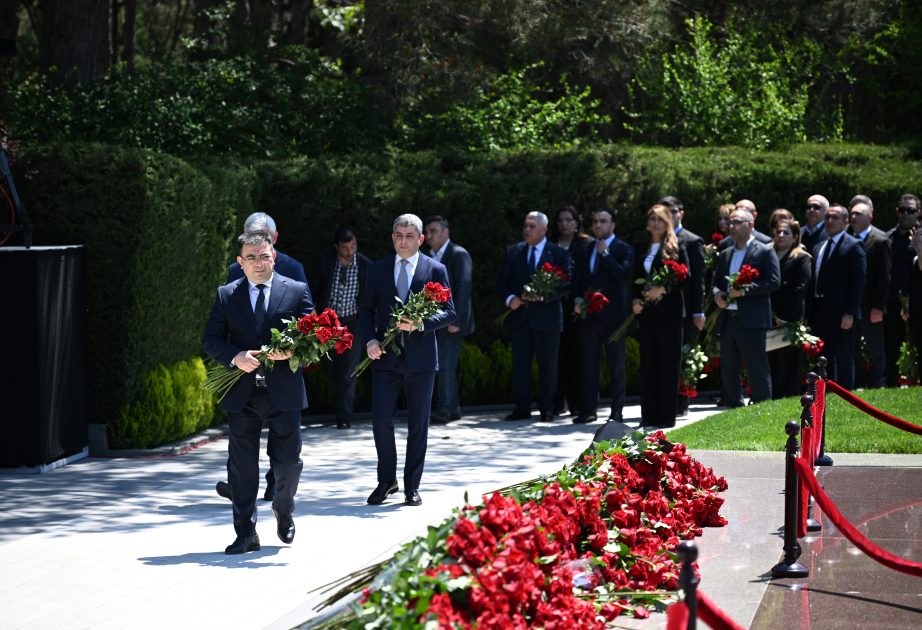 Personal de AZERTAC rinde homenaje al Líder Nacional Heydar Aliyev