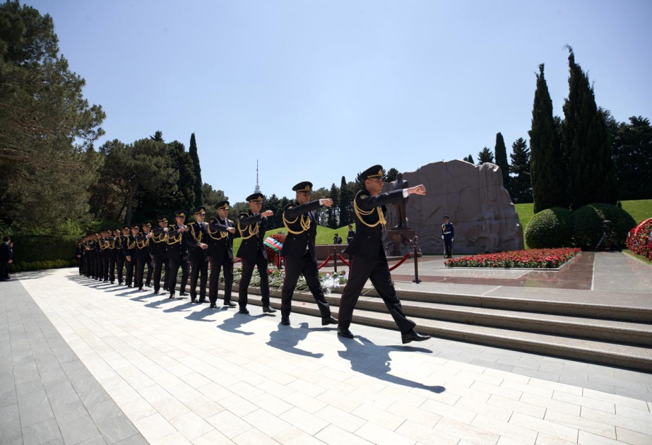 DİN-in əməkdaşları Fəxri xiyabanda Ümummilli Lider Heydər Əliyevin xatirəsini yad ediblər