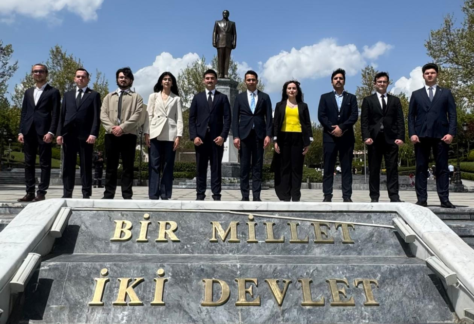 Ankarada təhsil alan azərbaycanlı gənclər Ulu Öndərin abidəsini ziyarət ediblər