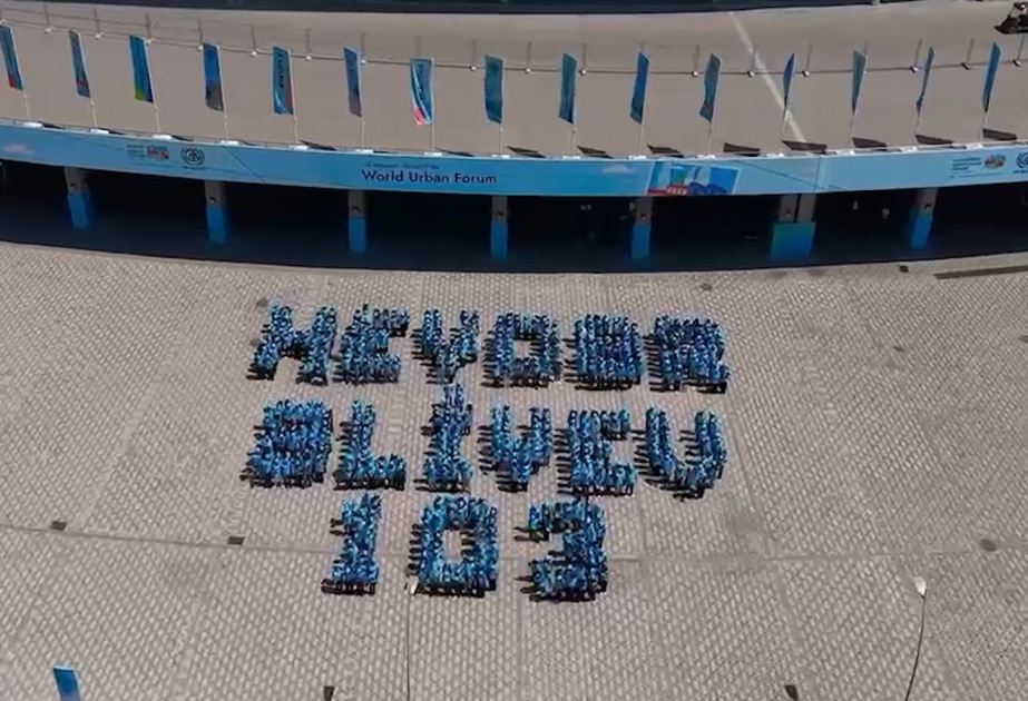 Los voluntarios del WUF13 organizaron un flashmob dedicado al 103.º aniversario del nacimiento del líder nacional Heydar Aliyev