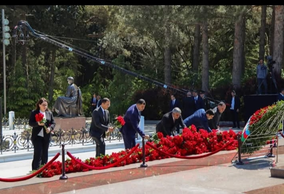 Ulu Öndərin 103-cü ildönümü ilə əlaqədar Dövlət Agentliyinin rəhbər heyəti Fəxri xiyabanı ziyarət edib