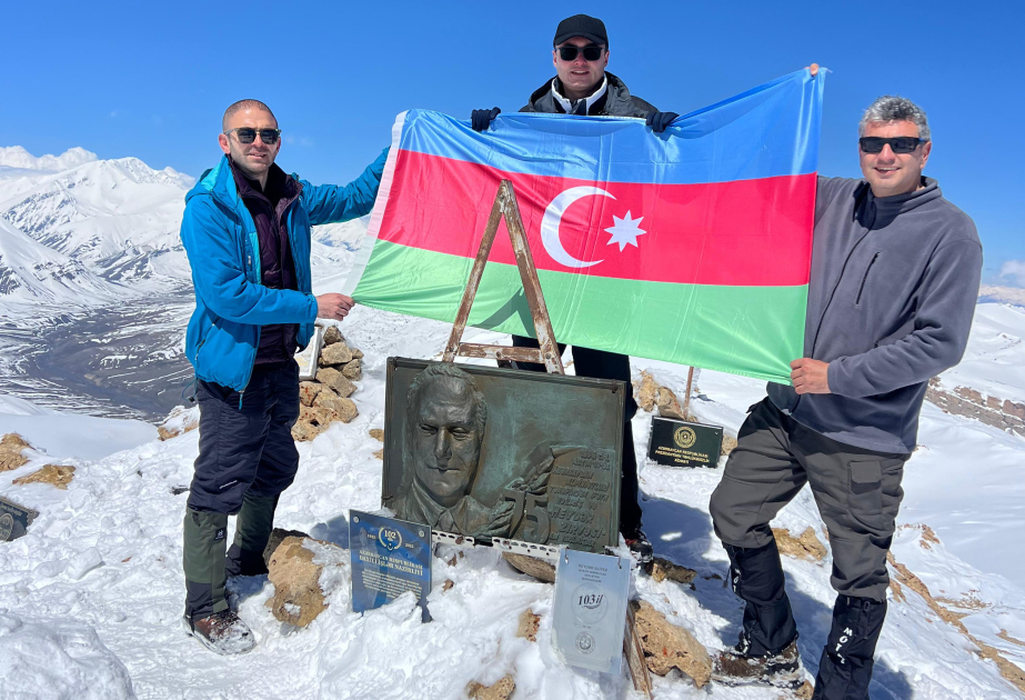 Светлая память Великого лидера почтена на пике Гейдара Алиева