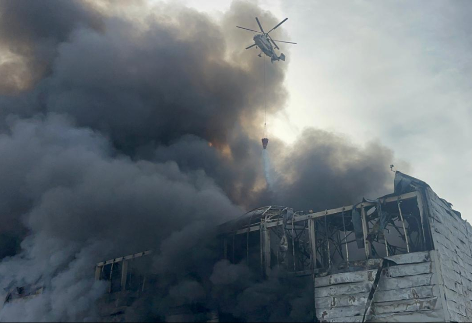 Lökbatan qəsəbəsində anbarda baş vermiş yanğının söndürülməsinə helikopterlər cəlb olunub YENİLƏNİB 2