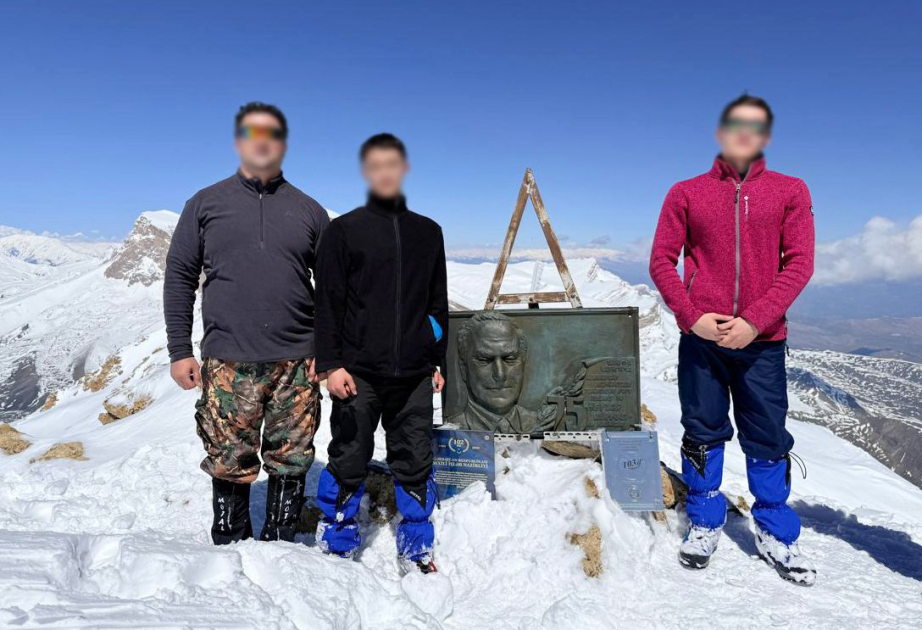 Сотрудники Службы государственной безопасности совершили восхождение на пик Гейдара