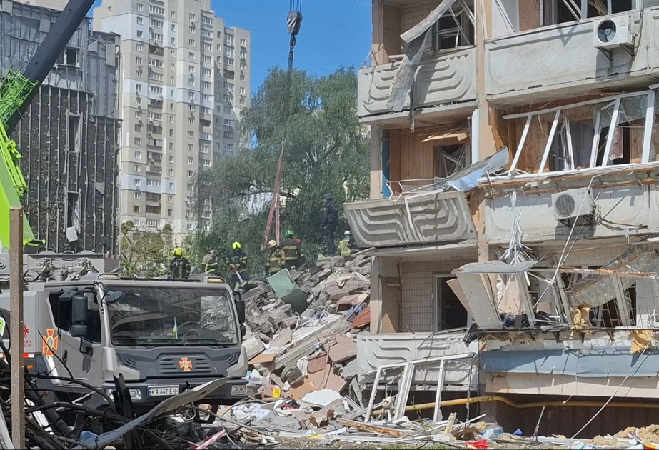 Kiyevə hava zərbəsi nəticəsində hündürmərtəbəli yaşayış binası çöküb - AZƏRTAC-ın hadisə yerindən reportajı