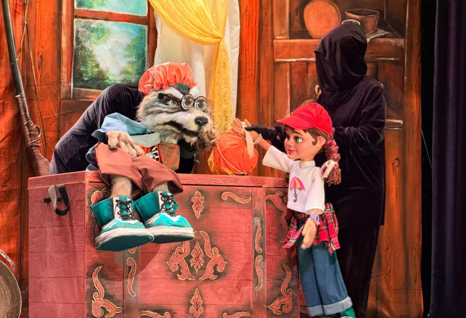 “Aldanmış Canavar” Kukla Teatrının səhnəsində