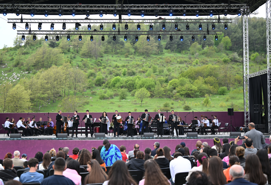 “Xarıbülbül” festivalı davam edir: Cıdır düzündə gənc istedadlar səhnədə