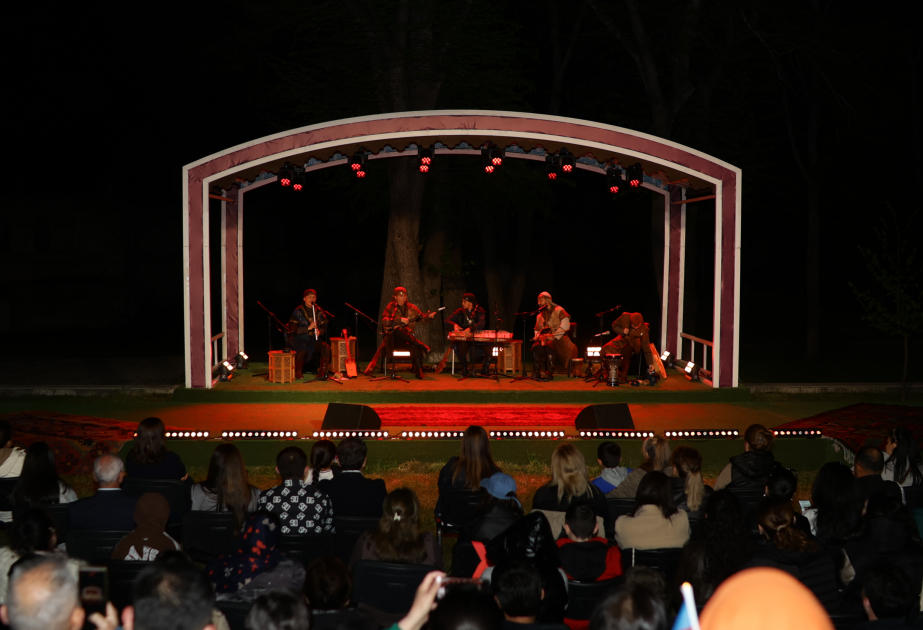 “Turan” Etno-Folk Ansamblı “Xarıbülbül” musiqi festivalında çıxış edib