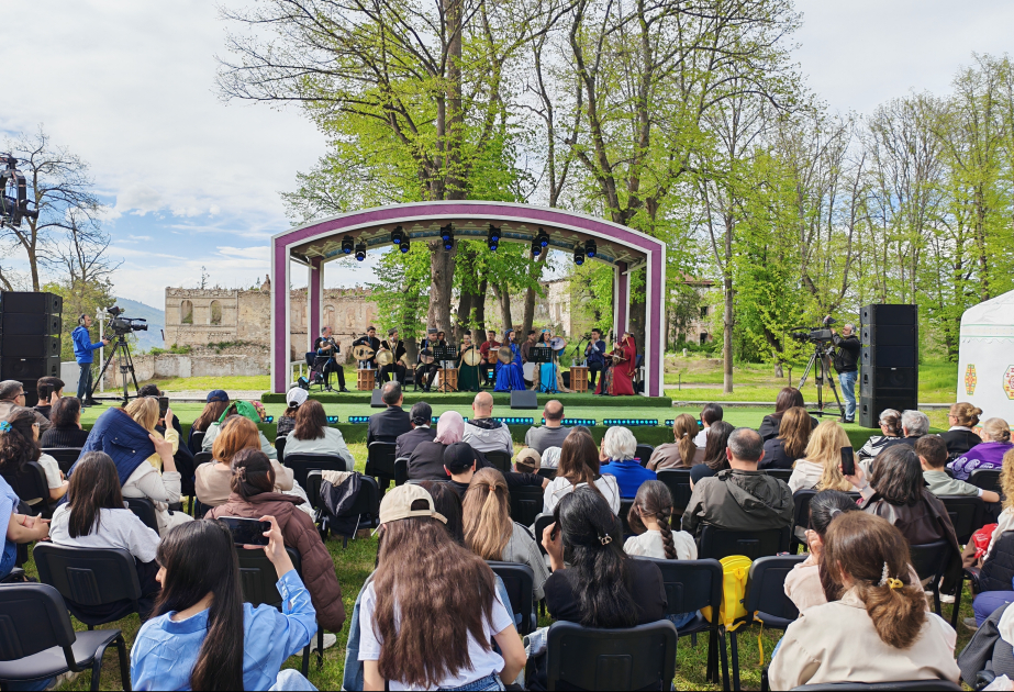 “Xarıbülbül” festivalı Səkinə İsmayılova və tələbələrinin konserti ilə başa çatıb