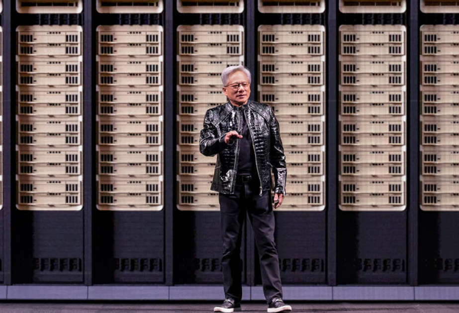 Гендиректор Nvidia стал героем китайских соцсетей, перекусив лапшой и мороженым на пекинской улице