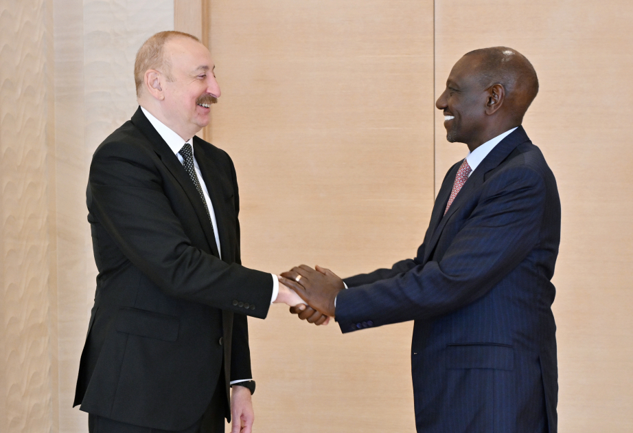 El Presidente Ilham Aliyev se reunió con la delegación encabezada por el Presidente de Kenia