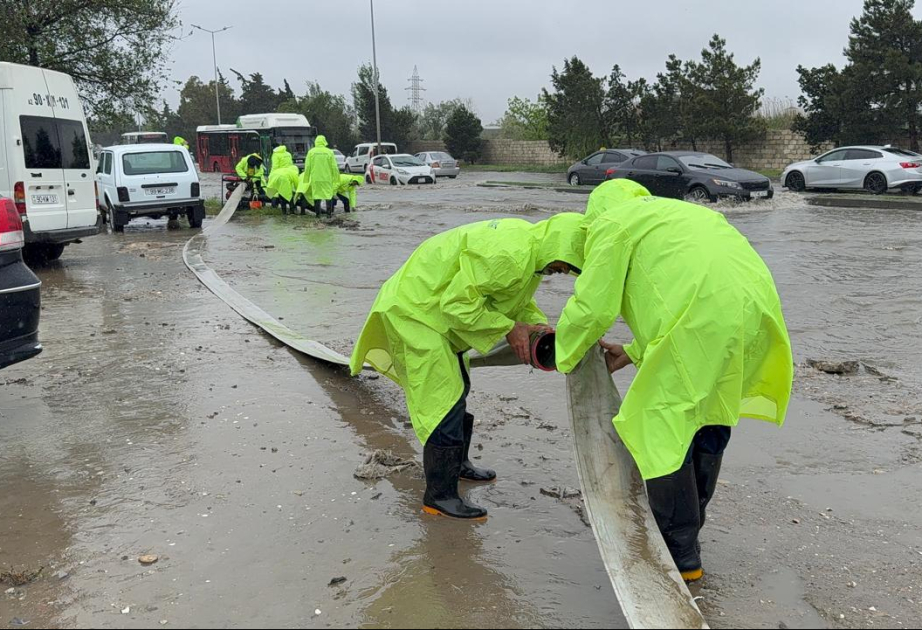 Bakıda intensiv yağışların yaratdığı fəsadların aradan qaldırılması istiqamətində işlər davam edir