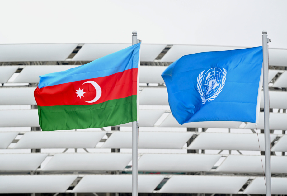 WUF13 : Les drapeaux onusien et azerbaïdjanais sont hissés