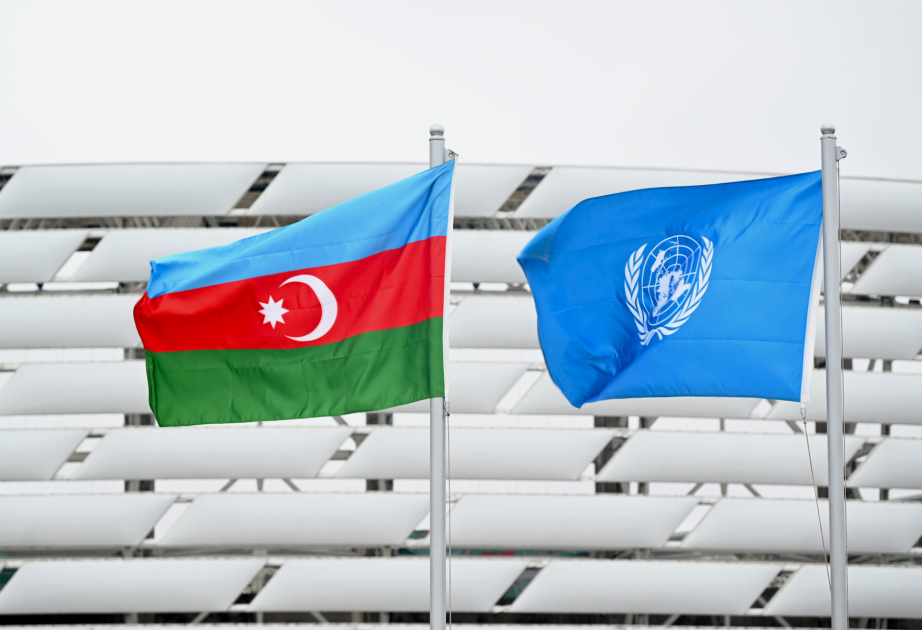 Flaggen der Vereinten Nationen und Aserbaidschans bei WUF13 gehisst