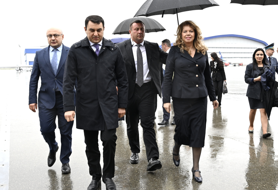 Präsidentin Bulgariens zu Besuch in Aserbaidschan eingetroffen